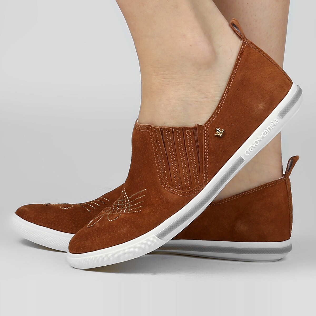 tenis slip on cravo e canela